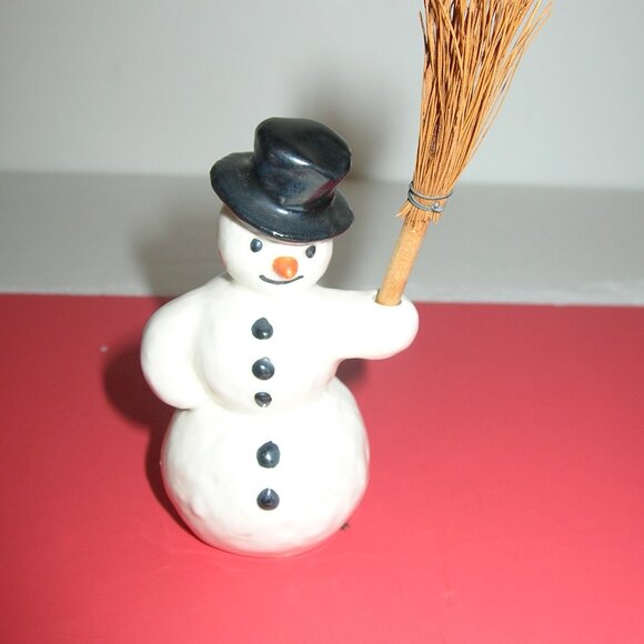 Vintage Goebel "Snowman with a Broom" Figurine - W. Germany - 1972-1979 - Picture 1 of 6